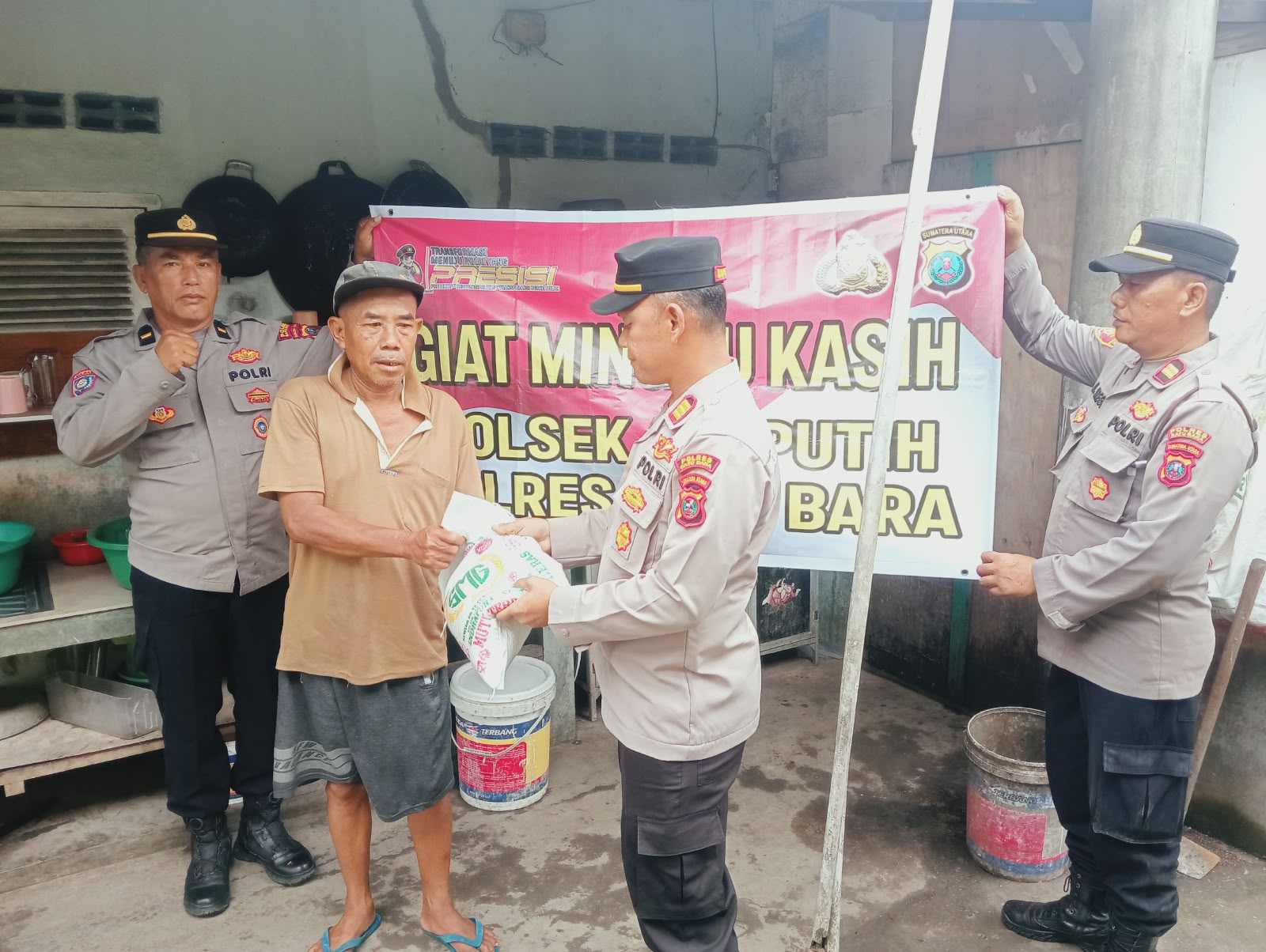 Polsek Air Putih Gelar “Minggu Kasih” – Bagi Bantuan Sembako kepada Warga Kurang Mampu di Desa Brohol