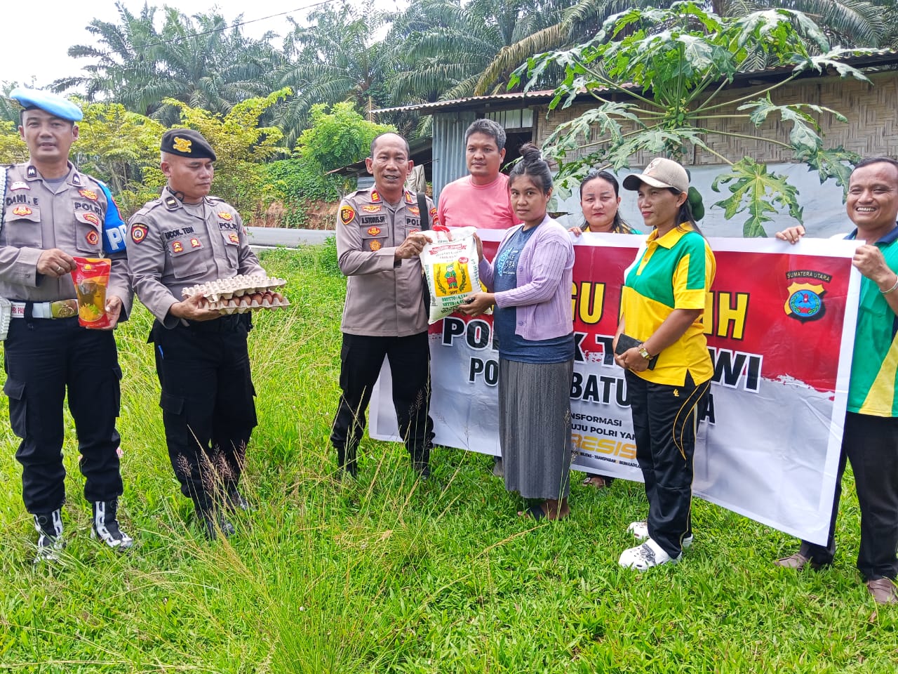 Polsek Talawi Gelar “Minggu Kasih” – Berikan Bantuan Sembako Kepada Kaum Dhuafa di Desa Panjang