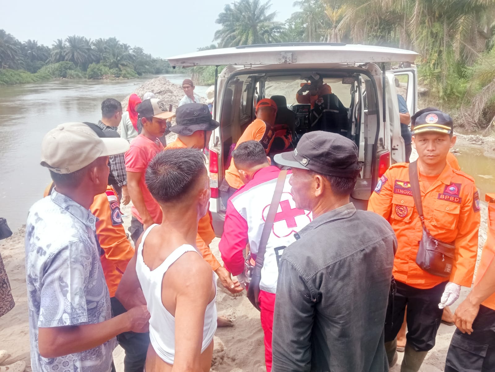 Polsek Air Putih Bersama BPBD dan Warga Temukan Korban Diduga Hanyut di Sungai Dalu-Dalu