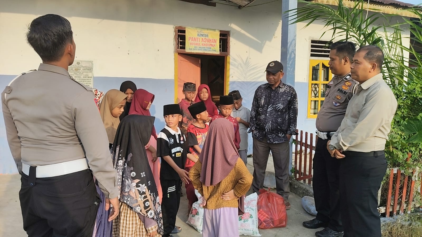 Unit Gakkum Sat Lantas Polres Batu Bara Berbagi Sembako ke Panti Asuhan Husnul Khotimah – Kegiatan Aman Lancar