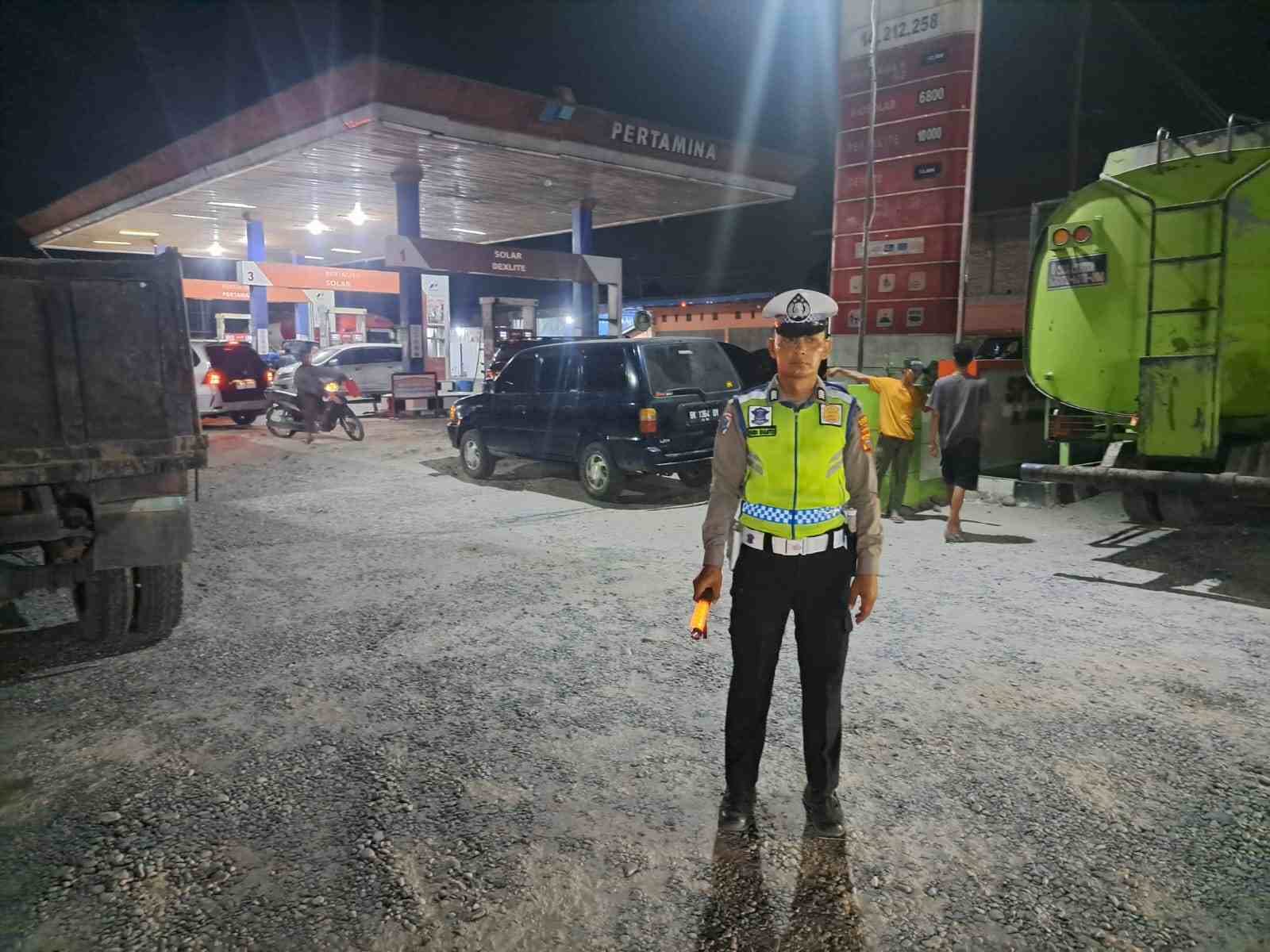 Sat Lantas Polres Batu Bara Laksanakan Patroli SPBU di Sipare-Pare Kecamatan Air Putih – Kegiatan Aman Lancar