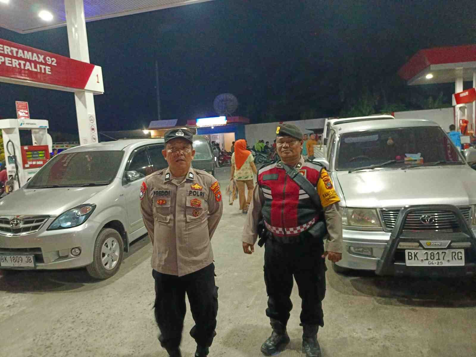 Polsek Medang Deras Amankan Antrian Pengisian BBM di SPBU Pagurawan – Keterlambatan Pengiriman Sebabkan Kemacetan
