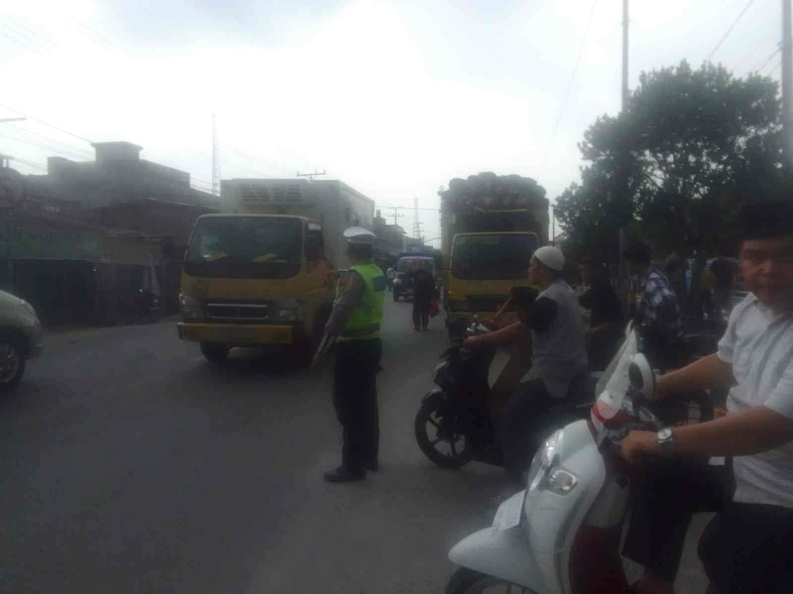 Satlantas Polres Batu Bara Laksanakan Gatur di Depan Masjid Jami’ Al-Ridha Lima Puluh – Kegiatan Aman Lancar