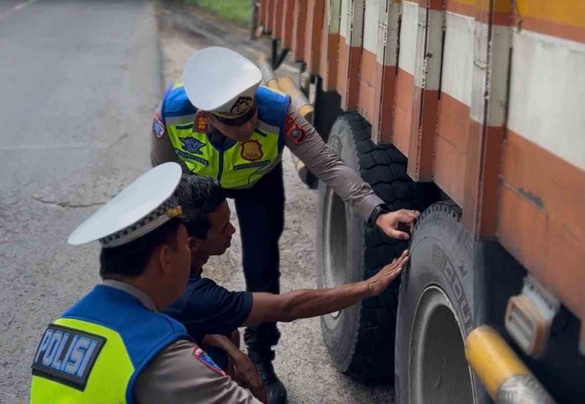 AKP Simon E. Simatupang Pimpin Kegiatan Polantas Karib, Himbau Pengemudi Truk & Bus Jaga Kondisi Kendaraan dan Hindari Mengemudi Lelah