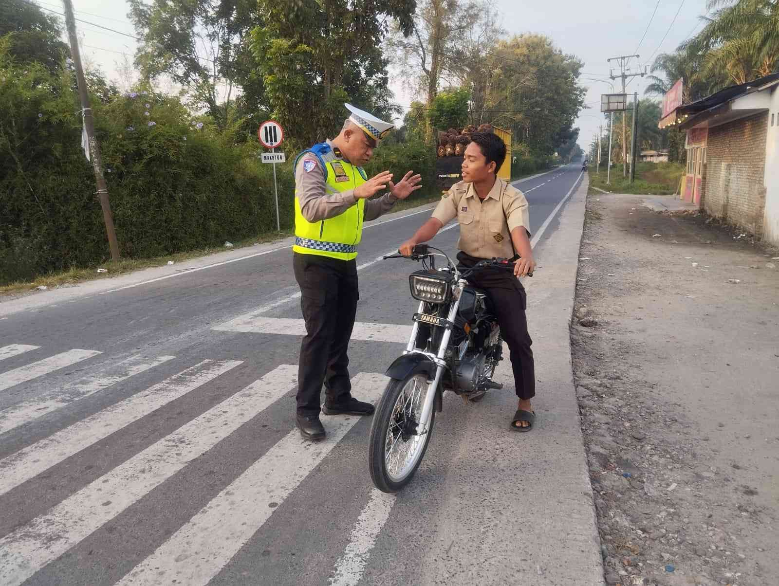 Satlantas Polres Batu Bara Laksanakan Gatur Pagi di Jalinsum Simpang Sei Bejangkar – Kegiatan Aman Lancar