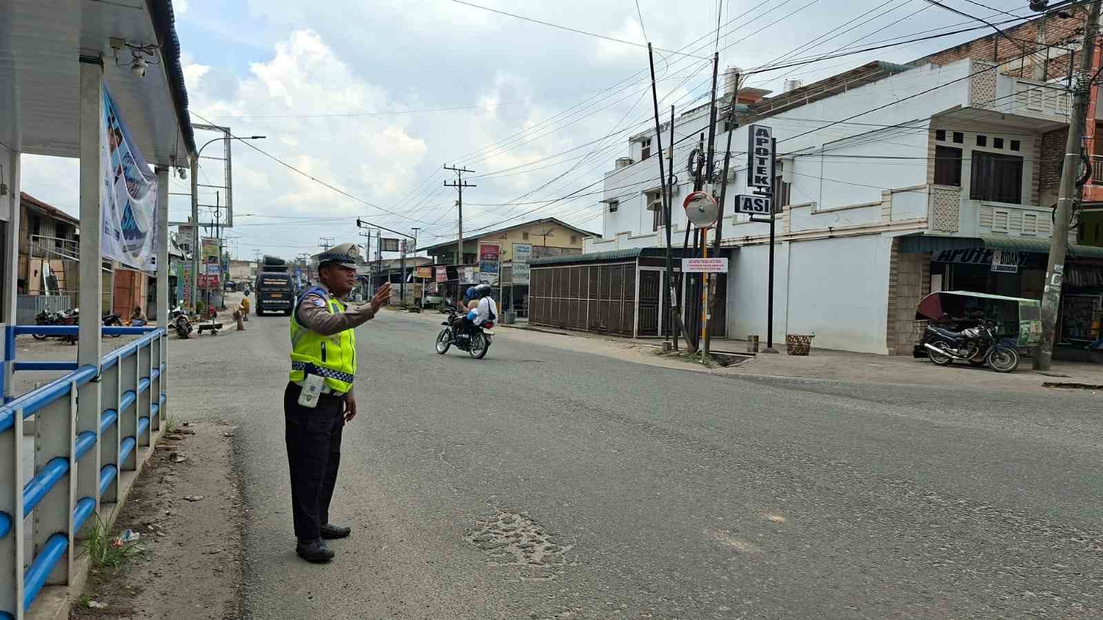 Satlantas Polres Batu Bara Lakukan Pengaturan Lalu Lintas Siang di Jalinsum Pos Lantas Lima Puluh – Kegiatan Aman Lancar