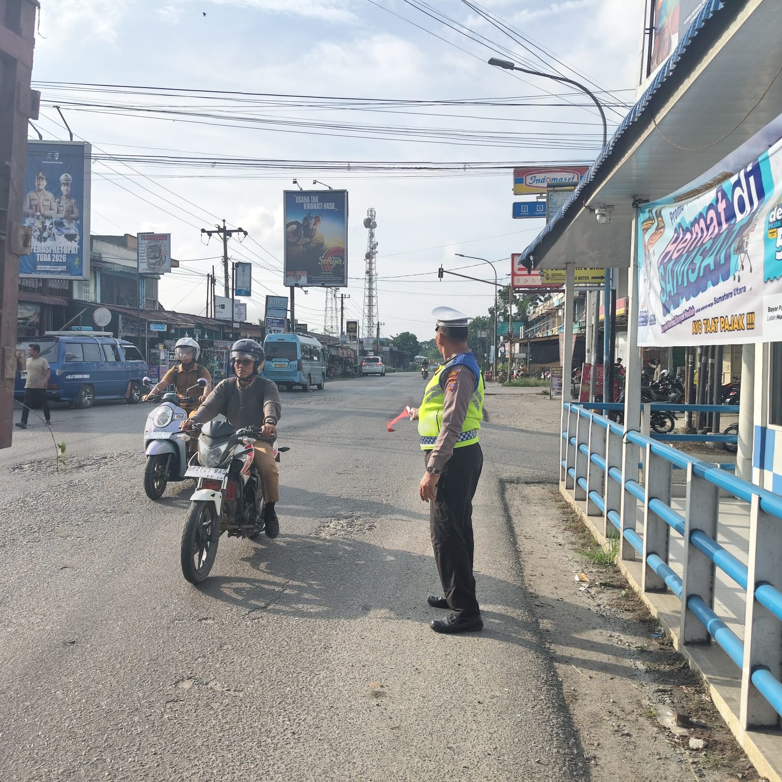 Satlantas KARIB Polres Batu Bara Lakukan Giat Kibas Bendera Sore di Jalinsum Simpang Empat Kel Lima Puluh Kota – Kegiatan Aman Lancar