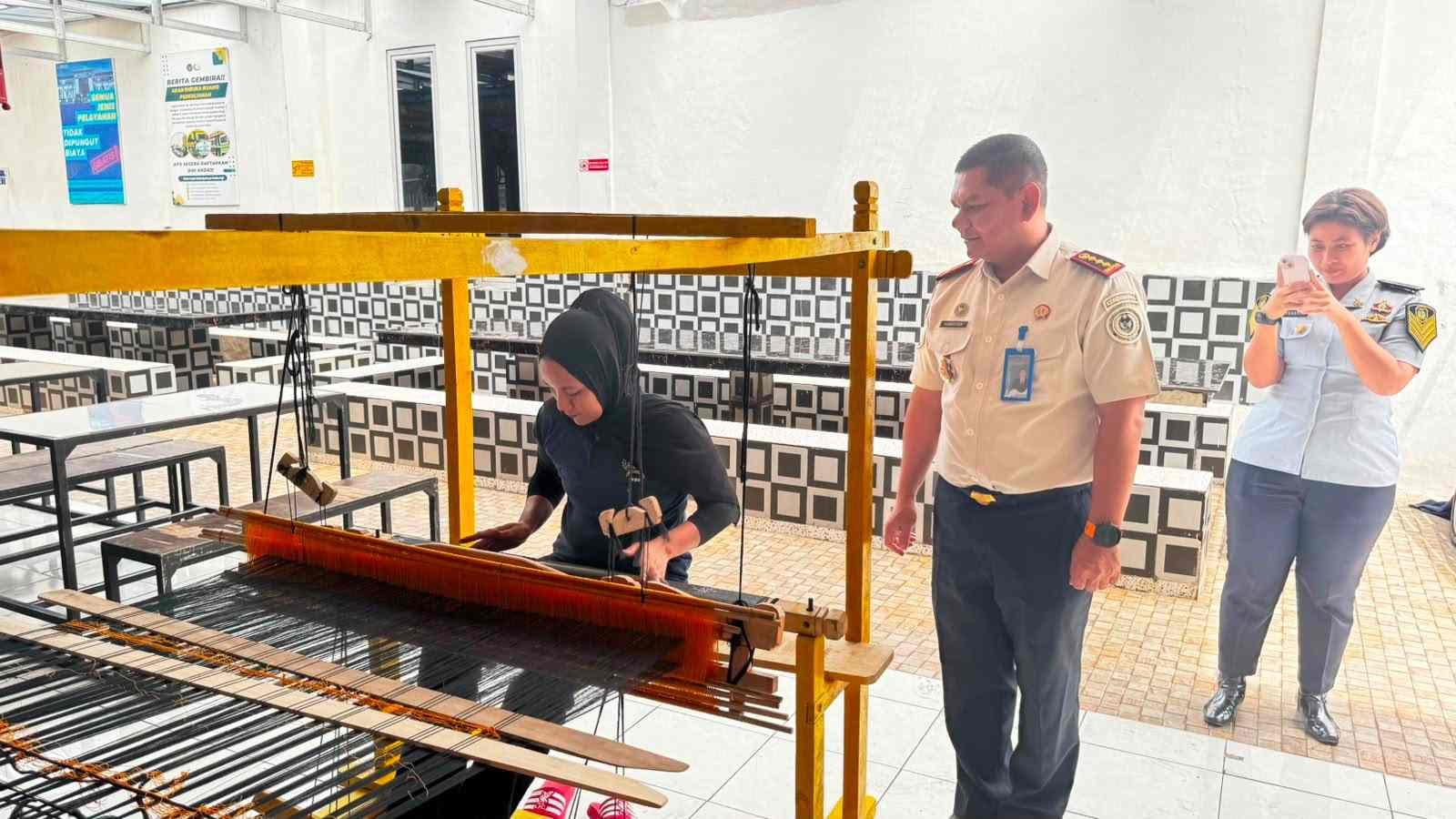 Warga Binaan Lapas Labuhan Ruku Sukses Hasilkan Kain Songket Khas Batu Bara – Program Pembinaan Berbuah Manis
