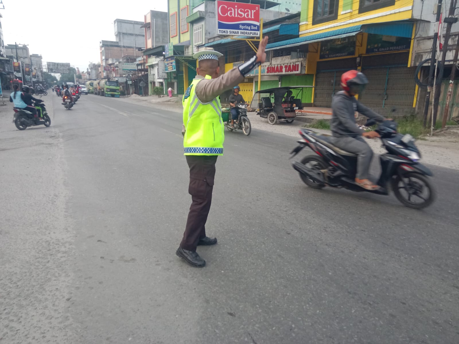 SAT LANTAS POLRES BATU BARA LAKSANAKAN GATUR PAGI DI JALINSUM SIMPANG TANJUNG KUBAH