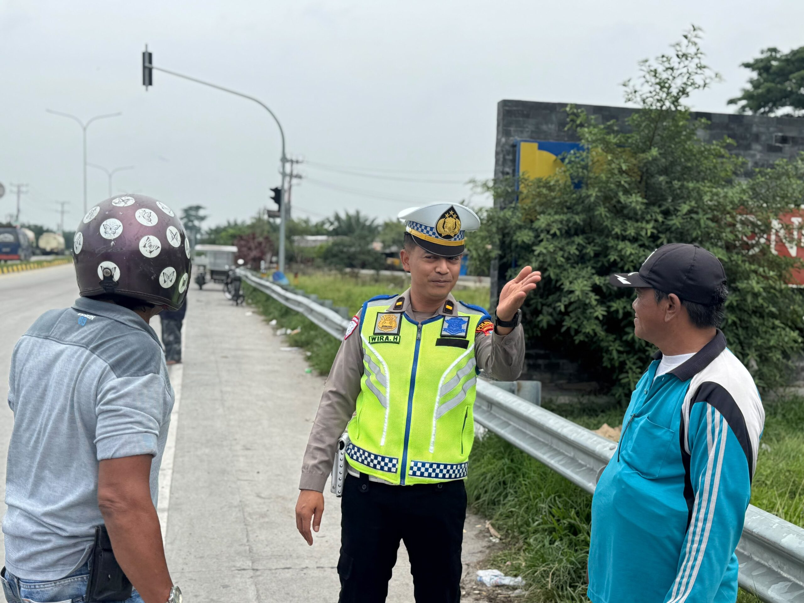 Sat Lantas Polres Batu Bara Berikan Himbauan dan Edukasi Keselamatan Lalu Lintas kepada Pak Ogah di Pintu Tol Lima Puluh
