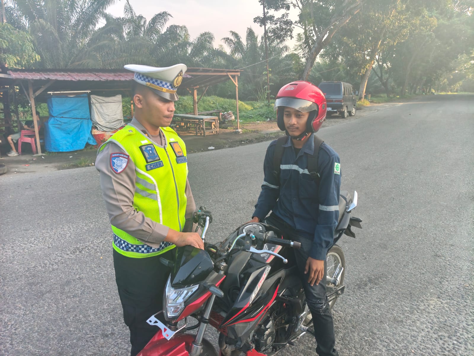Lancarkan Perjalanan Warga, Petugas Satlantas Jaga Simpang Taman Limapuluh