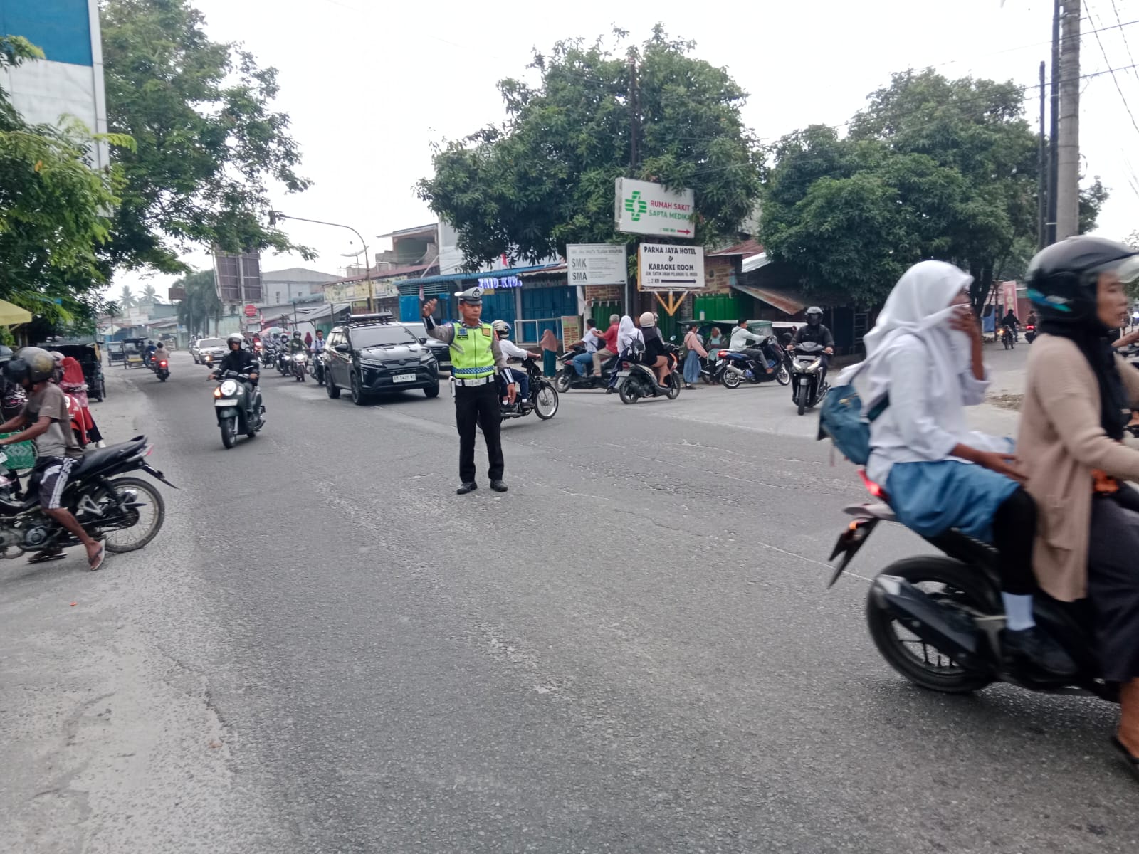 Sat Lantas Polres Batu Bara Laksanakan Pengaturan Lalu Lintas Pagi Di Jalinsum Simpang Tanah Merah