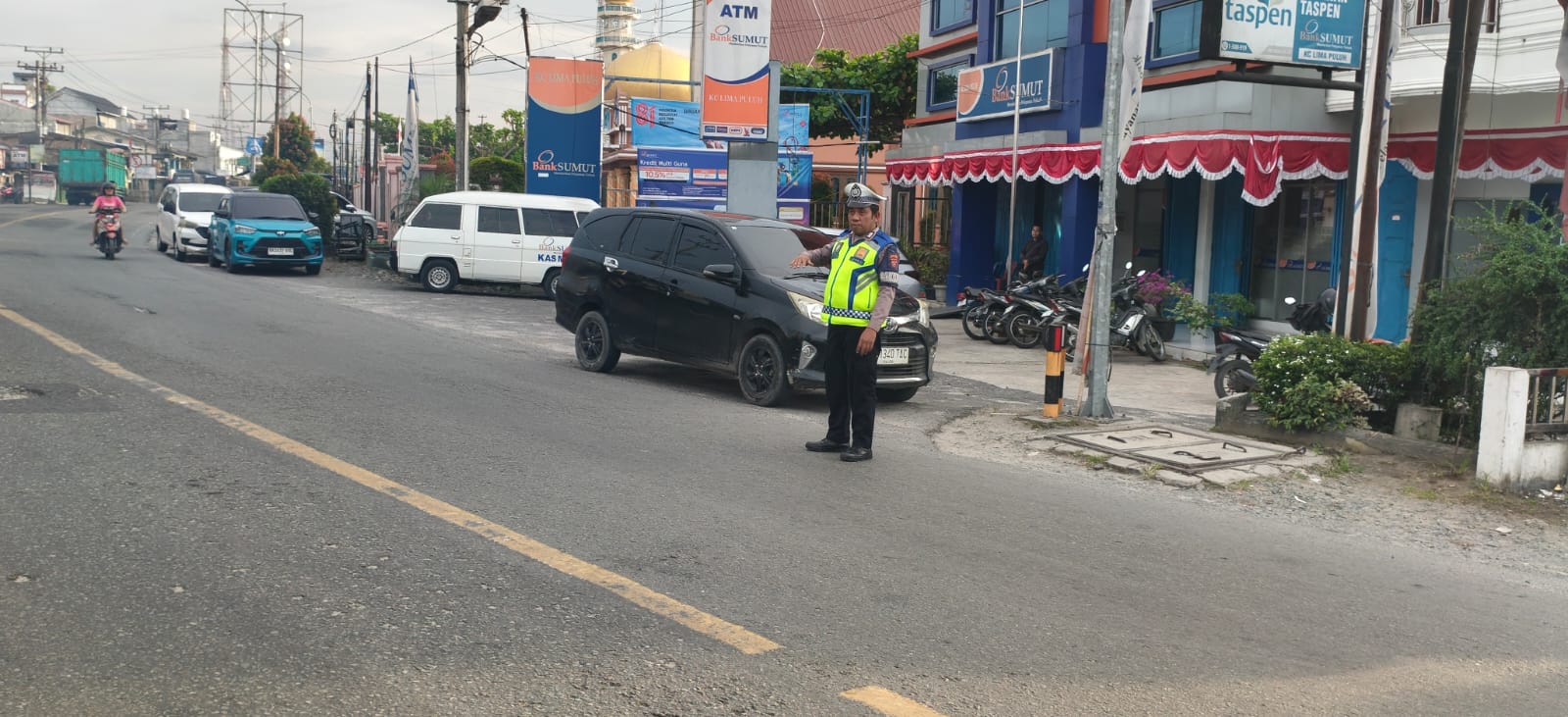 Sat Lantas Polres Batu Bara Laksanakan Pengaturan Lalu Lintas Pagi Di Simpang Perumnas Lima Puluh