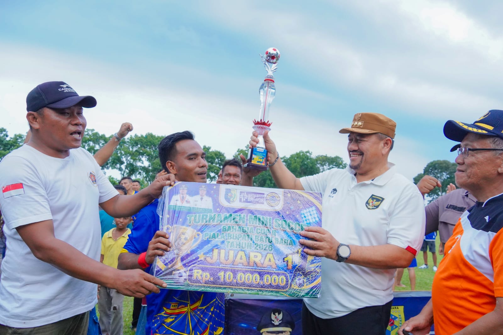 Bupati Batu Bara Tutup Turnamen Mini Soccer Bahagia Cup II, HNSI Raih Juara*