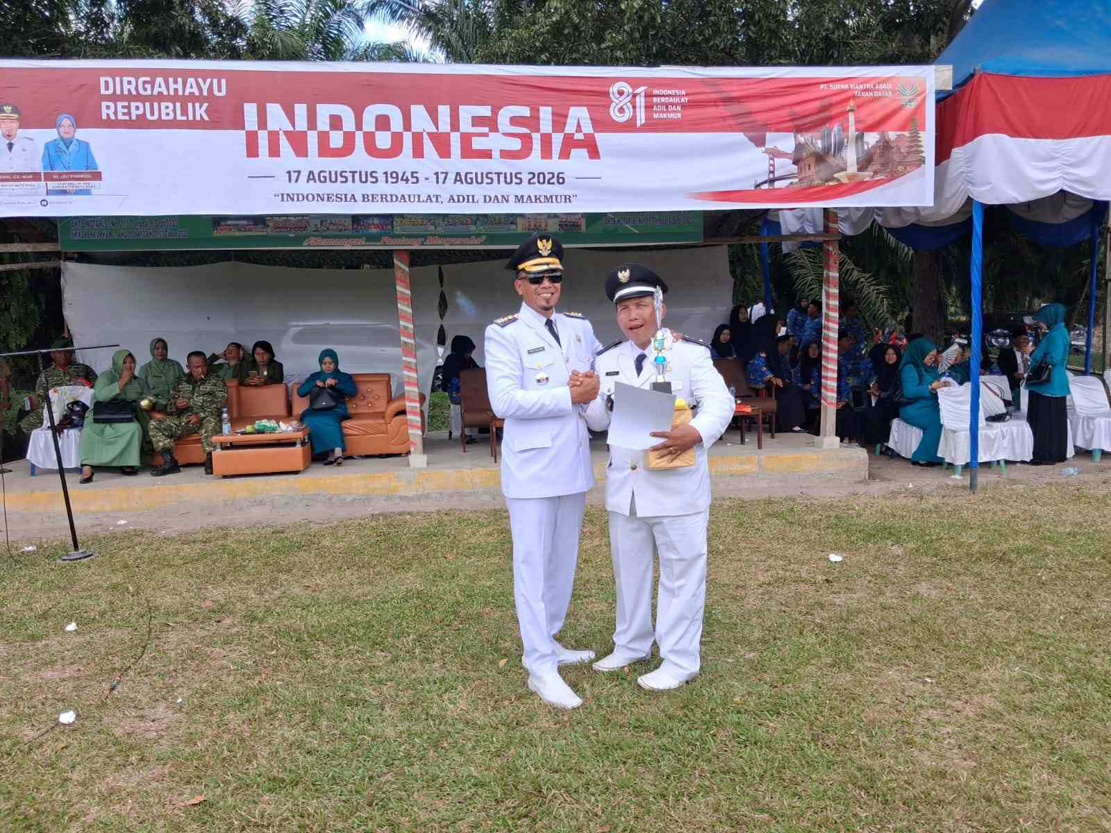 Camat Datuk Tanah Datar Pimpin Upacara HUT RI Ke-81, Serahkan Bantuan Korban Angin Puting Beliung