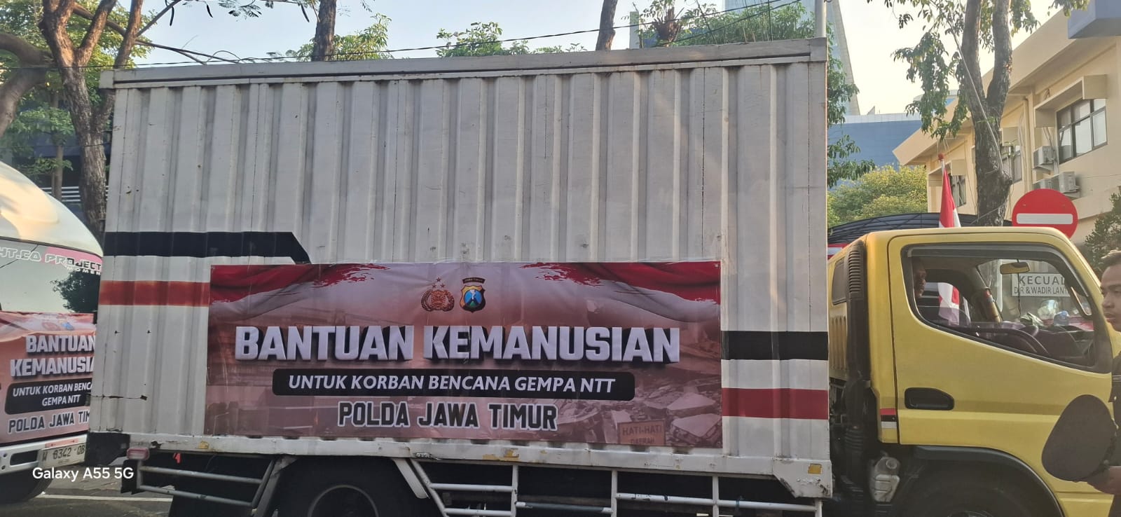 Di Hari Kemerdekaan, Polri Serentak Gerakkan 44 Truk Bantuan untuk Masyarakat Terdampak Gempa Flores