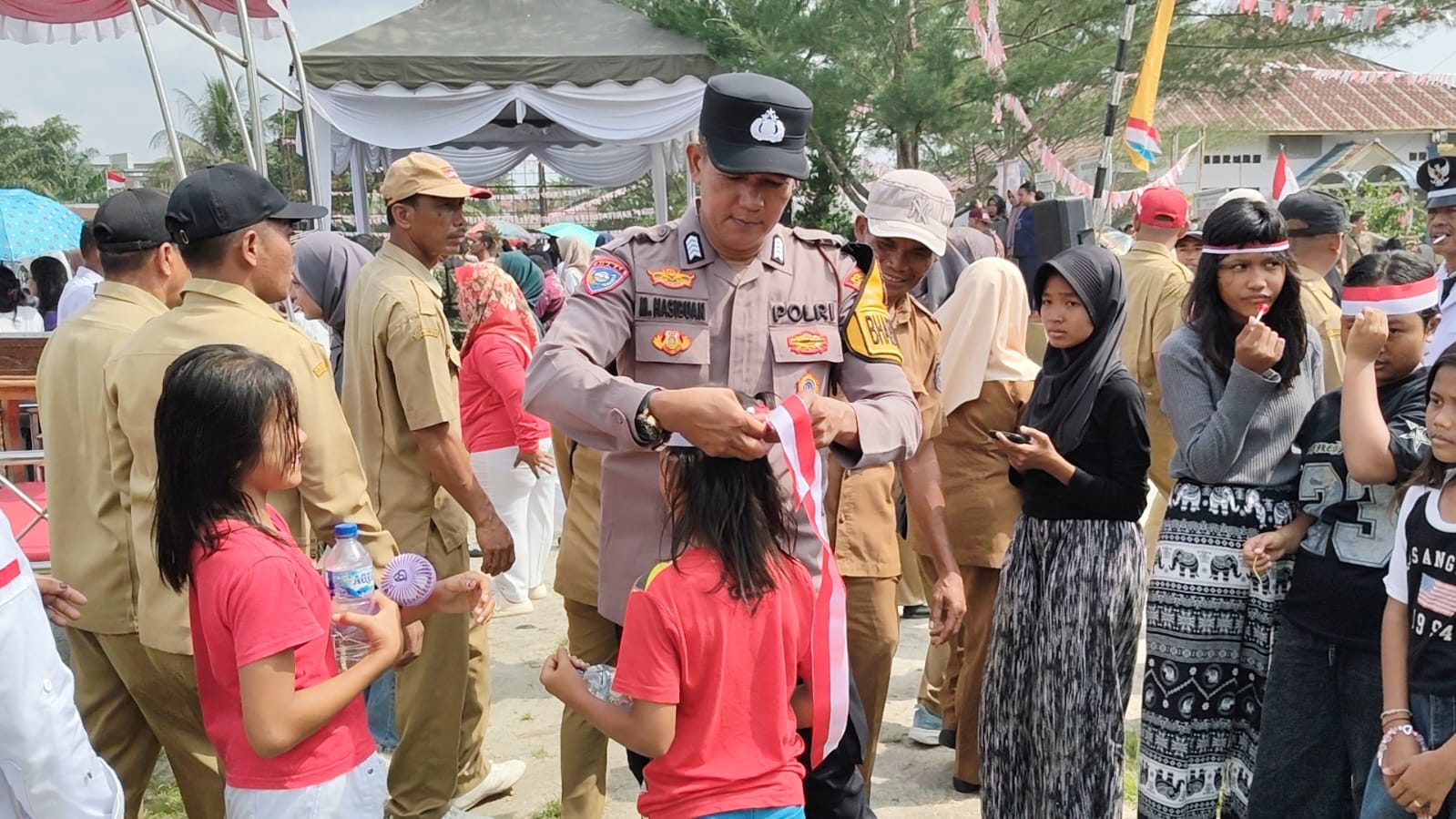 Semarak HUT RI ke-81, Polres Batu Bara Bagikan Bendera Merah Putih Kepada Masyarakat dan Pelajar