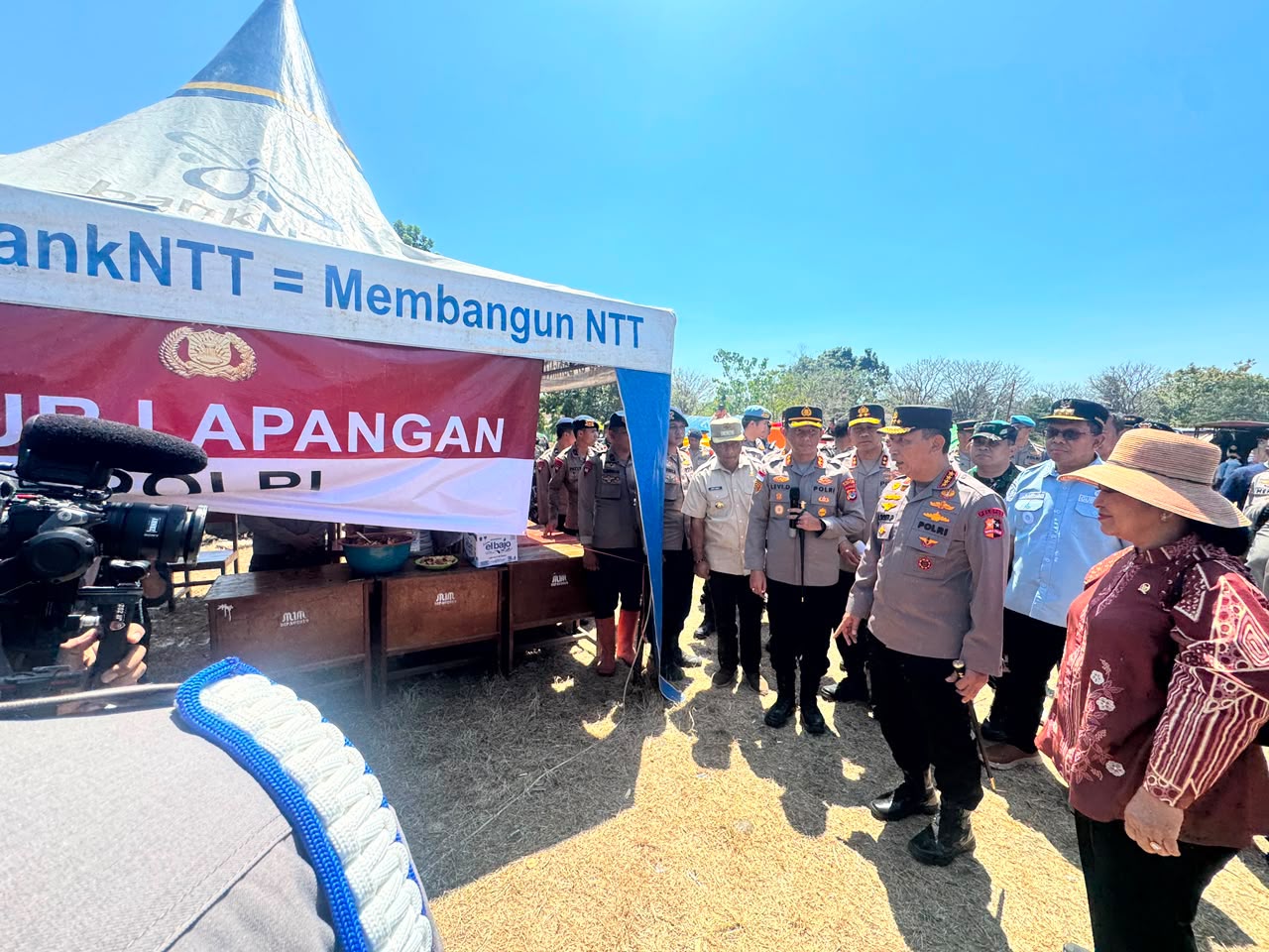 Polri Perkuat Penanganan Gempa NTT, Kapolri Tinjau Lokasi Terdampak dan Serahkan Bantuan*