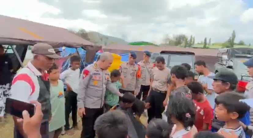 SAR Korbrimob Polri Perkuat Trauma Healing bagi Warga Terdampak Gempa NTT*