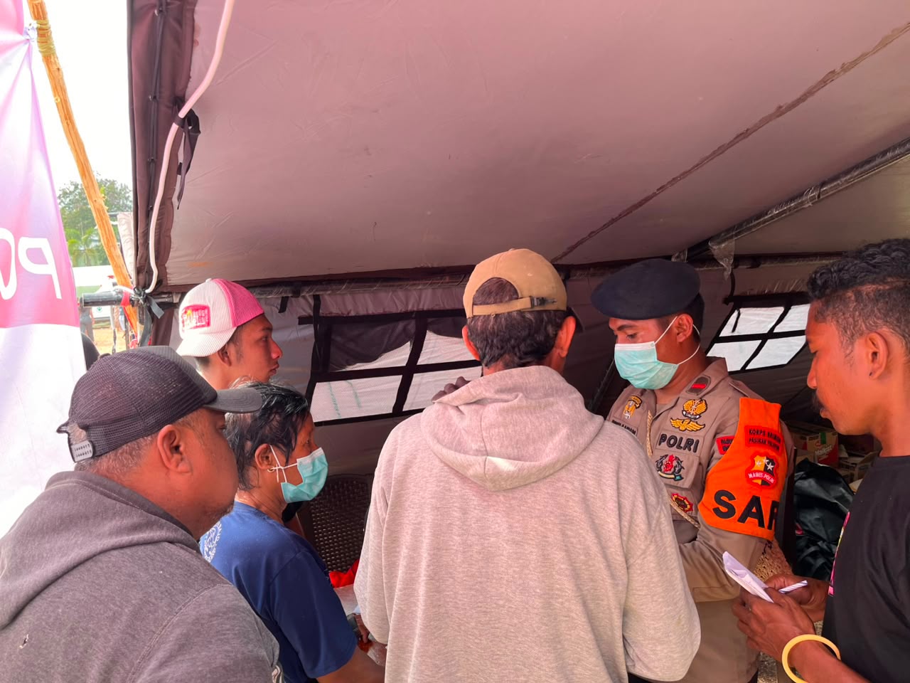 Korbrimob BKO Polda NTT Layani dan Data Bantuan Logistik Warga Terdampak Gempa*