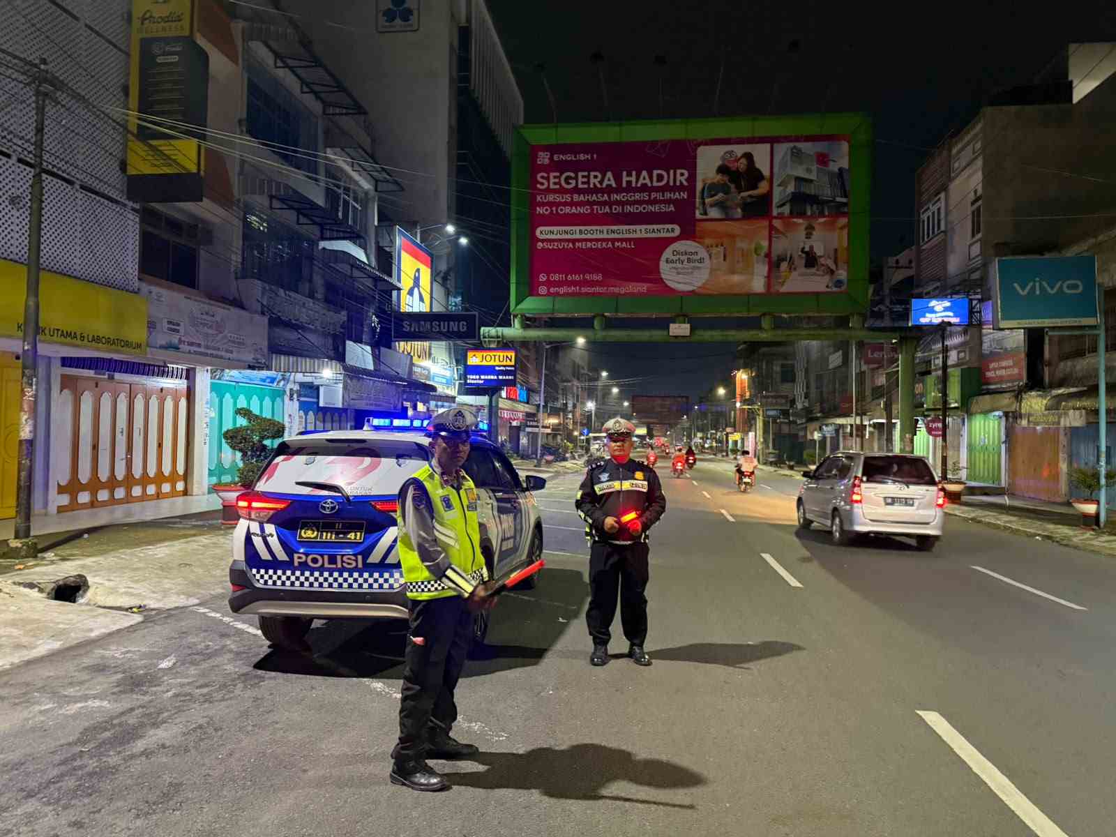 Patroli Blue Light Malam Hari, Sat Lantas Pematangsiantar Amankan Jalan Merdeka — Simpang Bandung