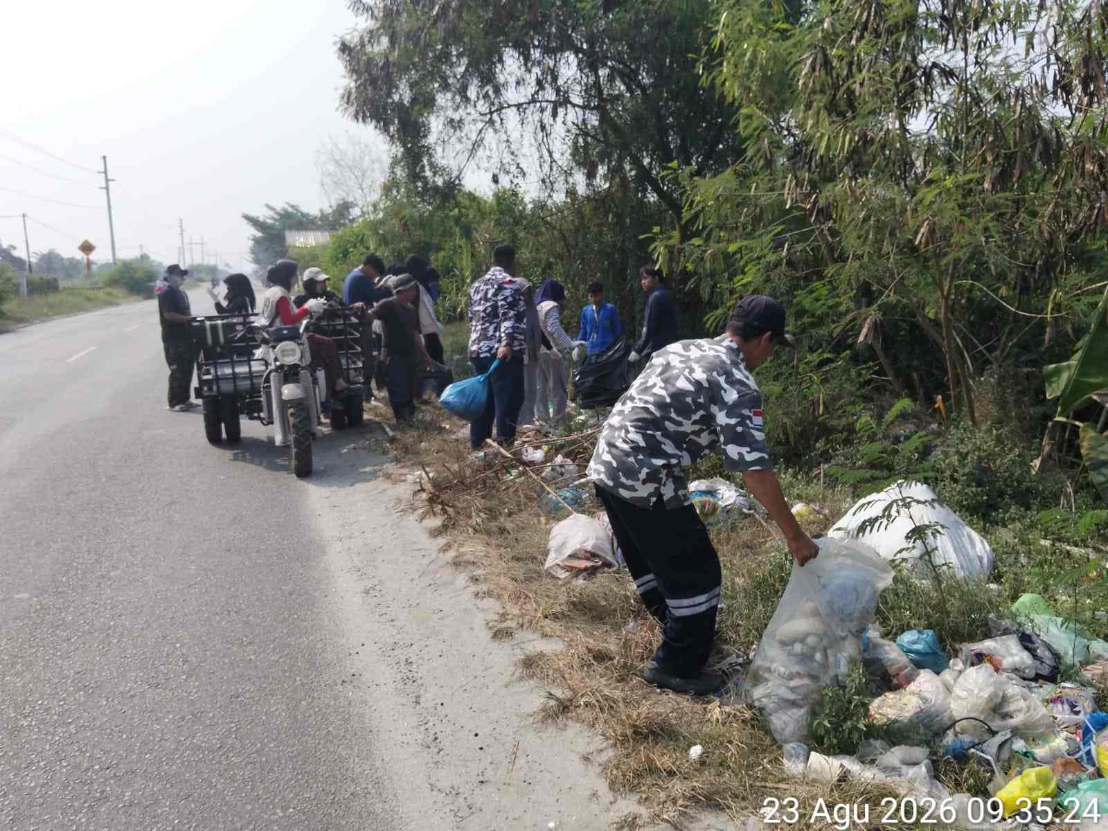 Gandeng Mahasiswa KKN Al-Azhar, DPK Bapera Medang Deras Gelar Aksi Gotong Royong Bersihkan Jalan dan Gorong-Gorong