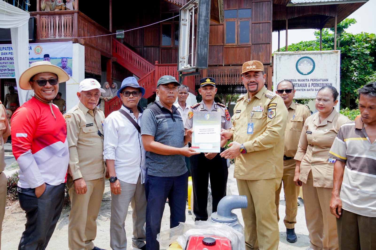 Dukung Swasembada Pangan Bupati Batu Bara Ikut Panen Padi dan Salurkan Bantuan Pertanian*