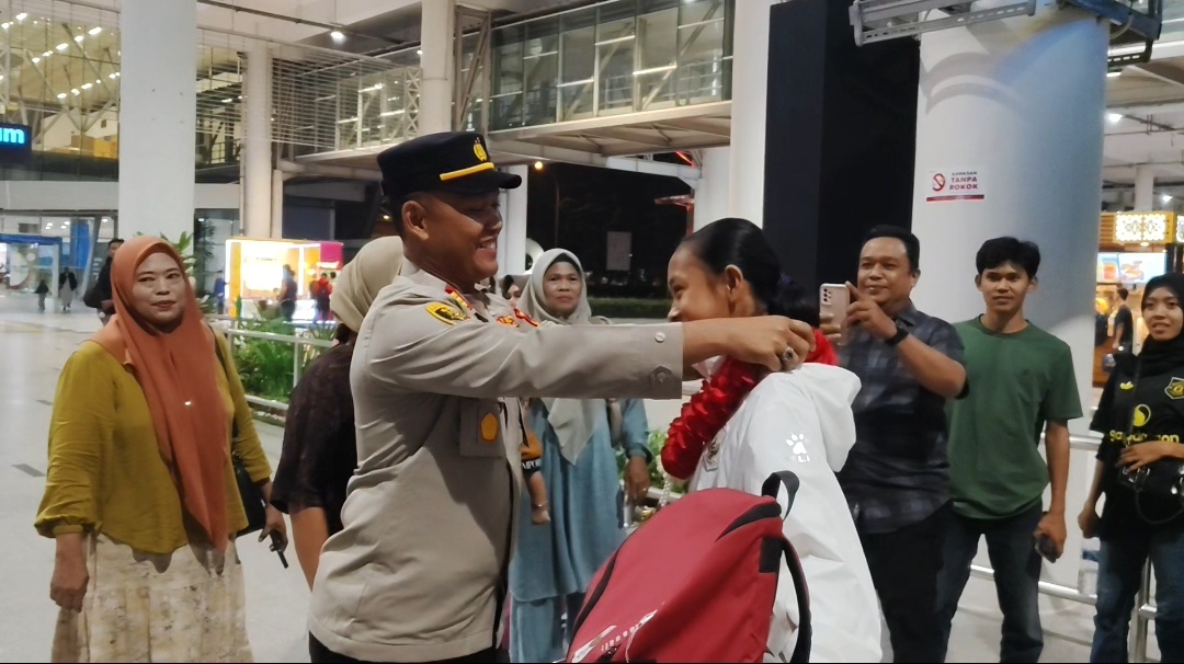 Polsek Air Putih Jemput dan Kawal Pemain Timnas Putri U-17 Asal Batu Bara Usai Menang 5-0 atas Singapura