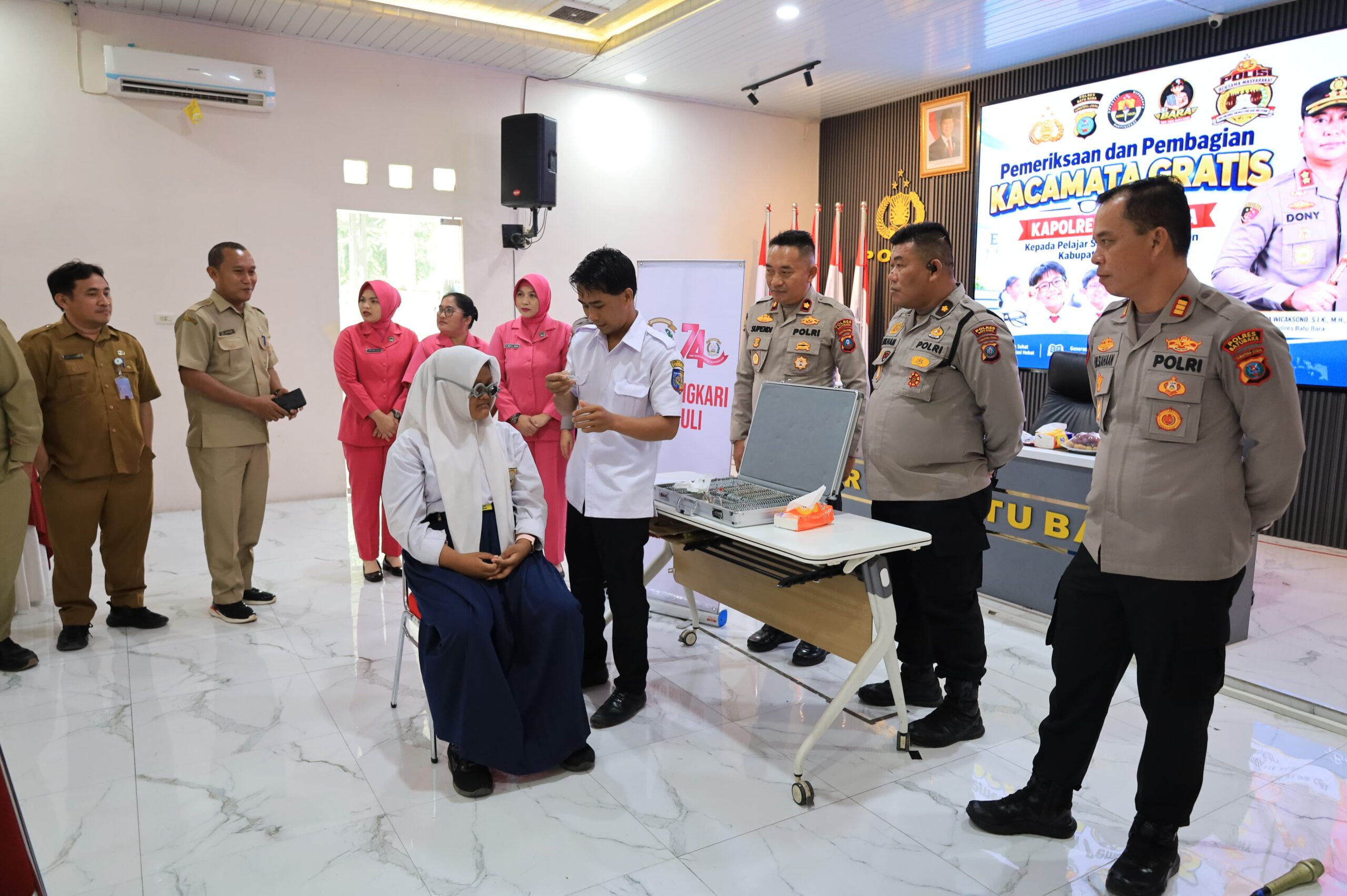 Polres Batu Bara Berikan Pemeriksaan Mata dan Kacamata Gratis kepada 20 Pelajar SD dan SMP