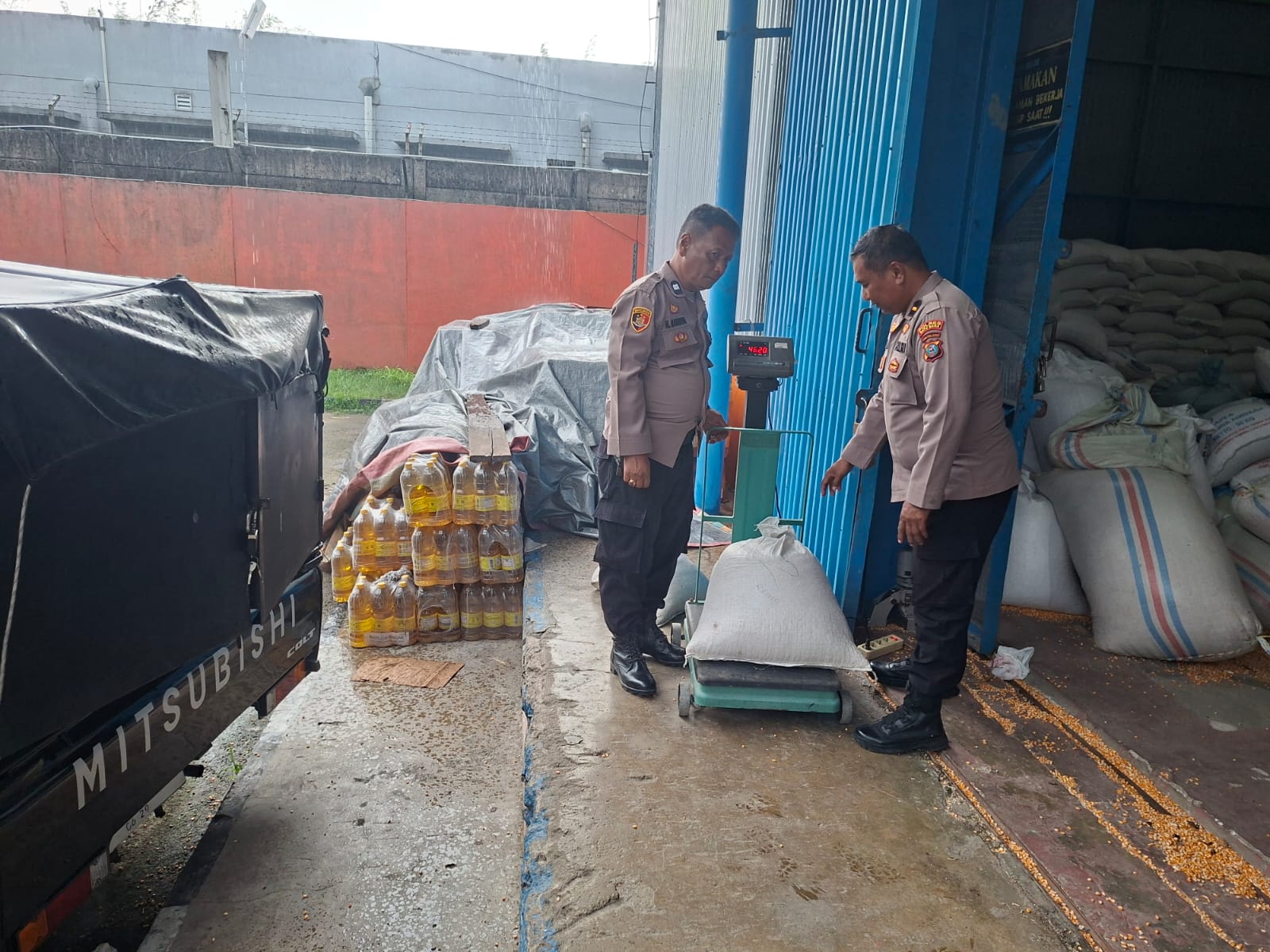 Polsek Talawi Kirim 2,3 Ton Jagung ke Bulog Asahan .